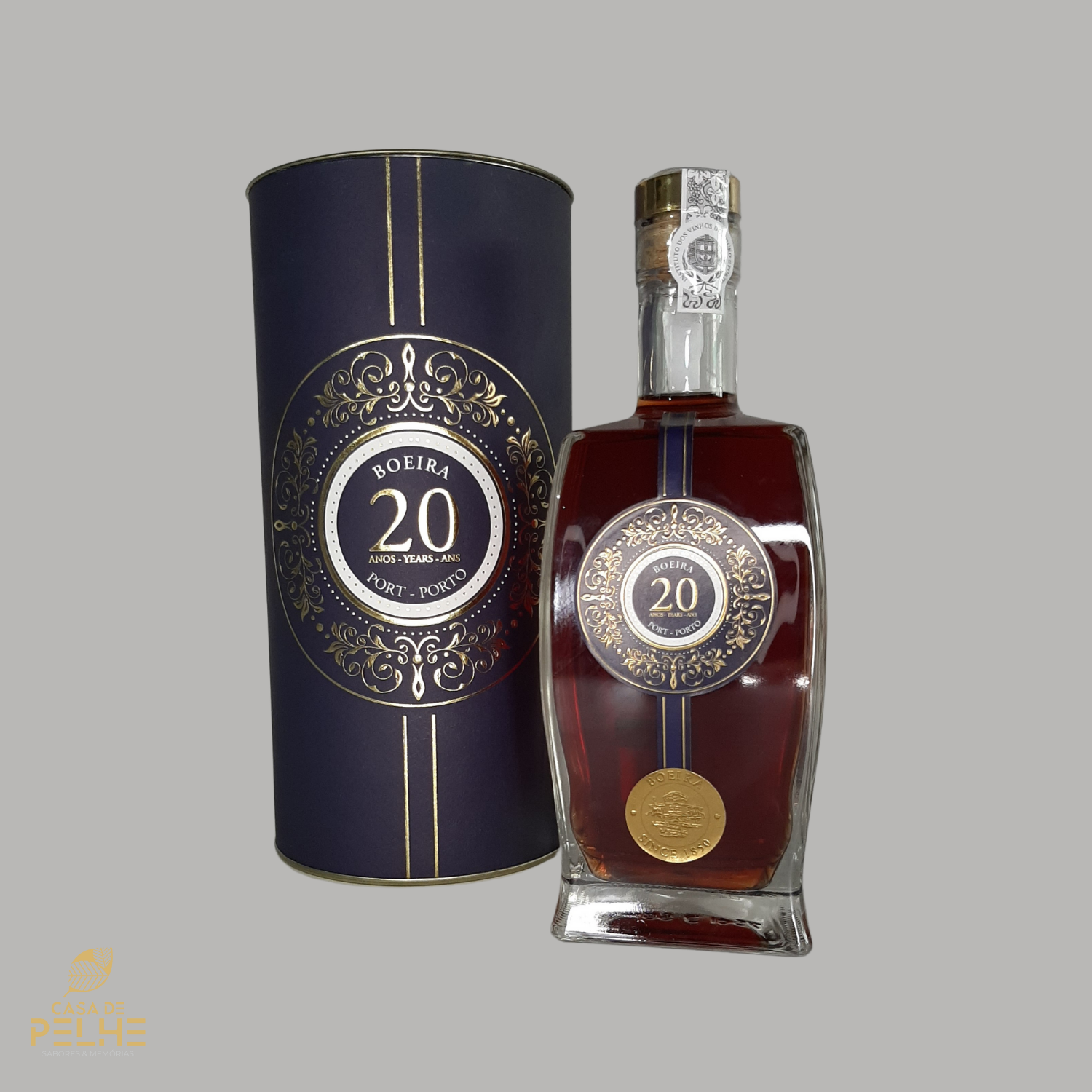 Garrafa de licor Boeira 20 anos com embalagem azul escura e detalhes dourados