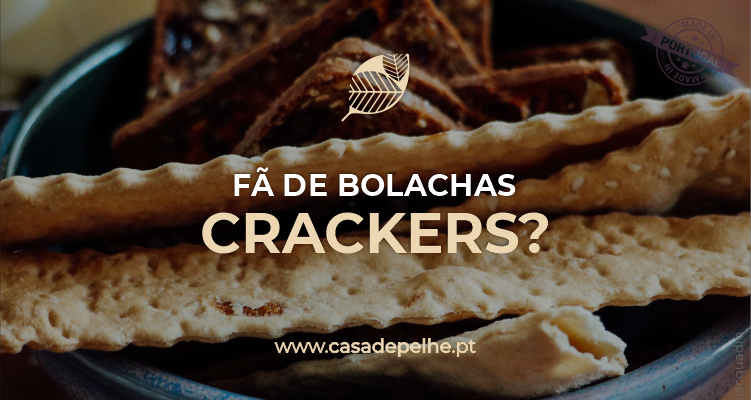 Para os verdadeiros fãs de Bolachas Crackers! Bolachas crackers bege texturizadas num prato azul com texto promocional branco sobreposto