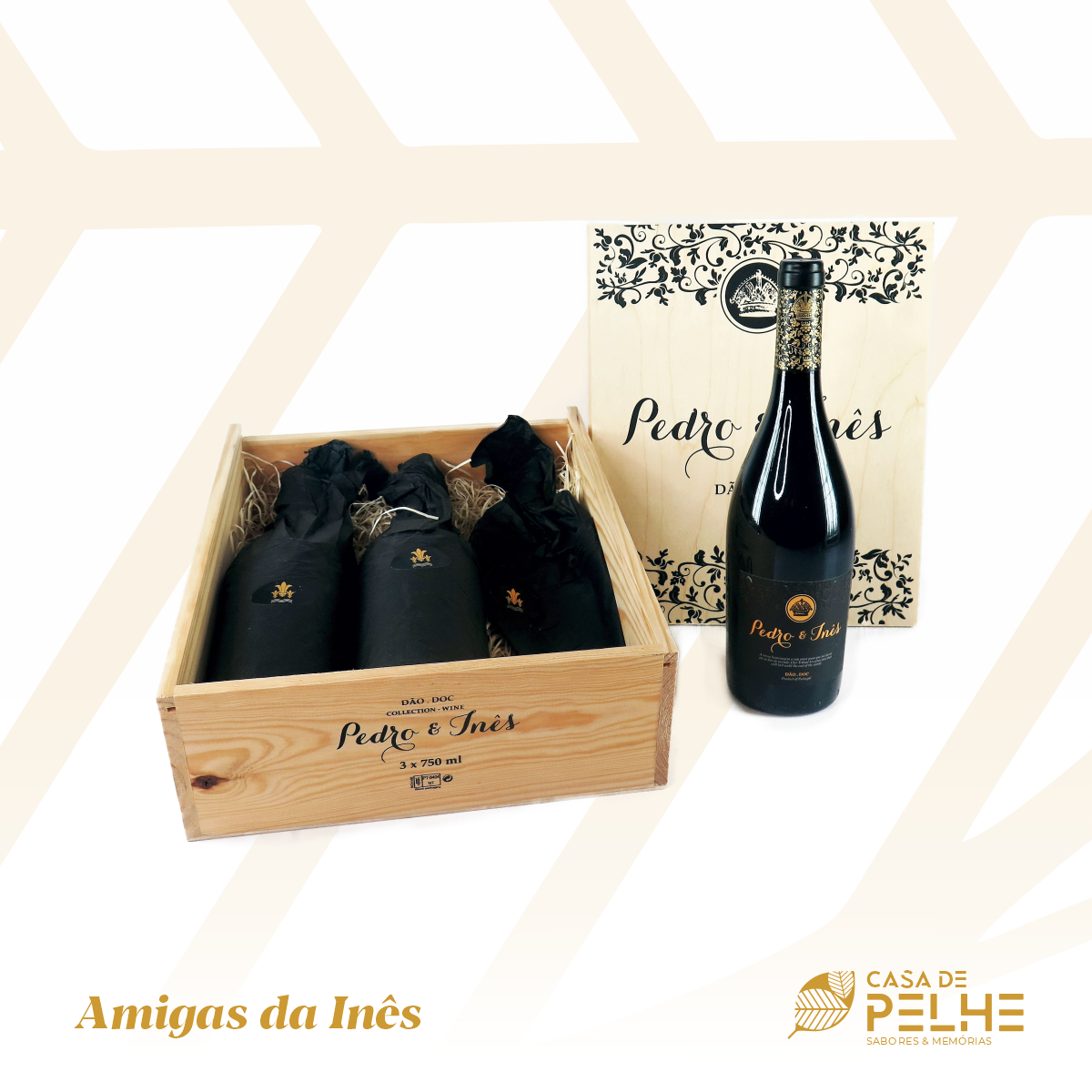 Conjunto de vinho Pedro e Inês com quatro garrafas em saco preto dentro de caixa de madeira e uma garrafa fora, acompanhado de caixa decorativa branca