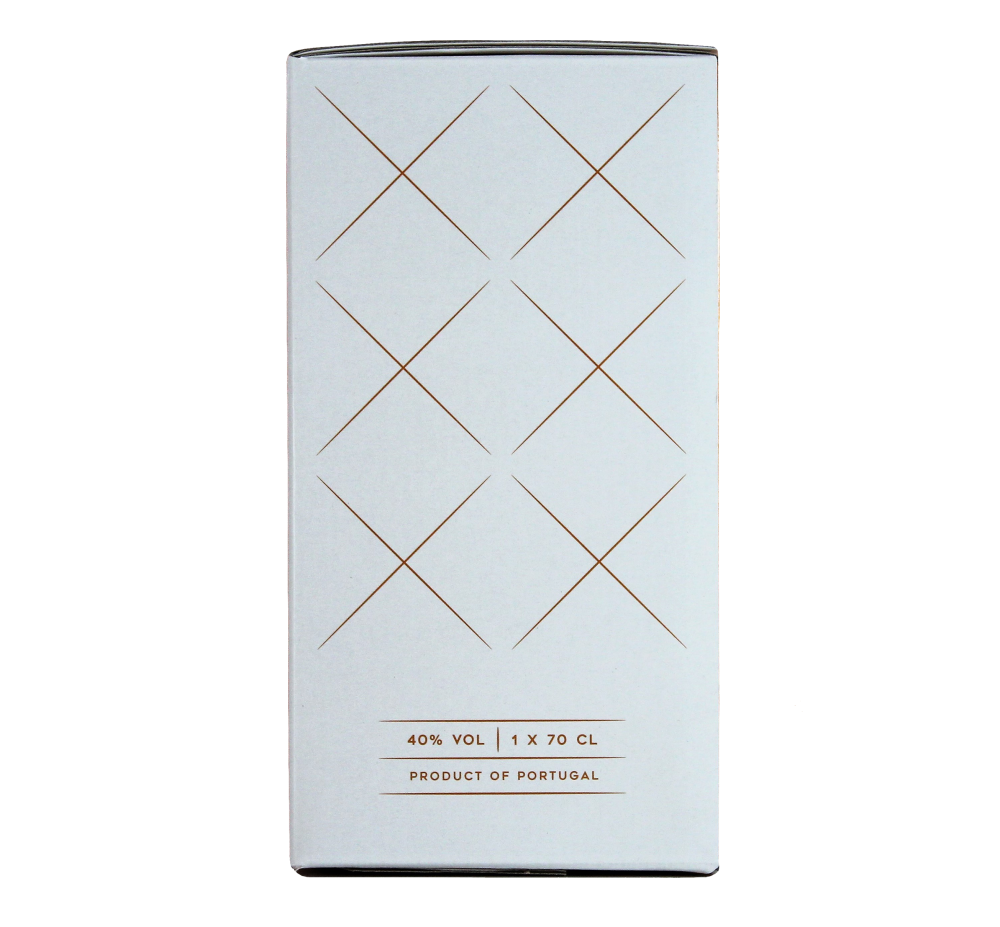 Embalagem branca com padrão de losangos dourados e texto de volume e origem