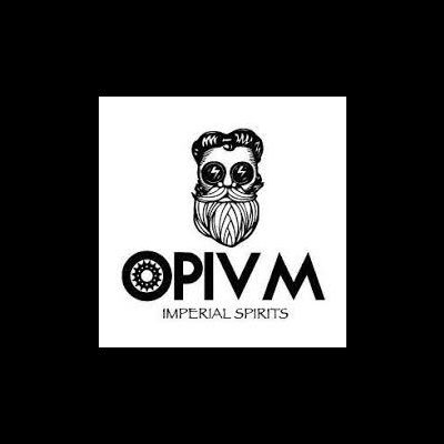 Logotipo preto e branco com rosto e texto O P I V M IMPERIAL SPIRITS