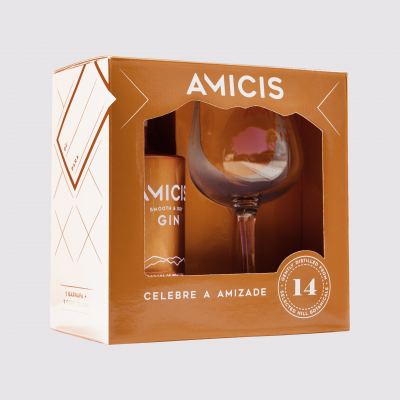 Caixa castanha com garrafa de gin AMICIS e uma taça