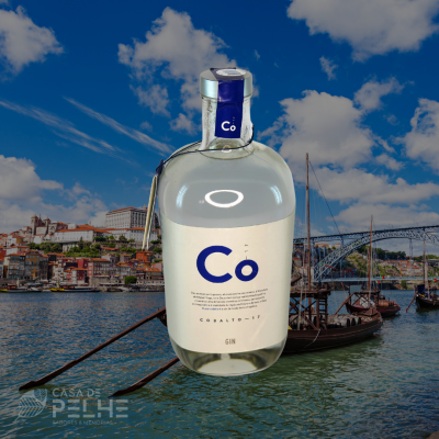 Garrafa de gin Cô com fundo de rio e barcos tradicionais