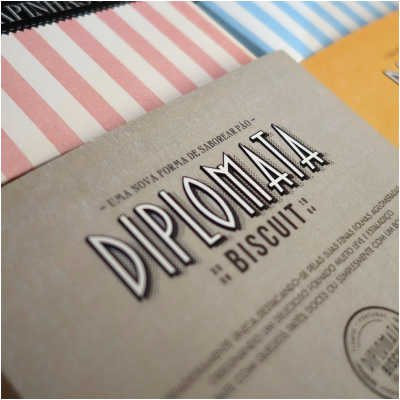Embalagem de biscoitos DIPLOMATA com padrão listrado e texto em português