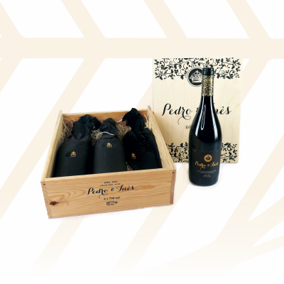 Conjunto de garrafas de vinho em caixa de madeira com embalagem decorativa