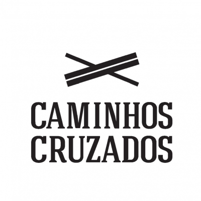Logótipo com linhas cruzadas e texto CAMINHOS CRUZADOS em preto e branco