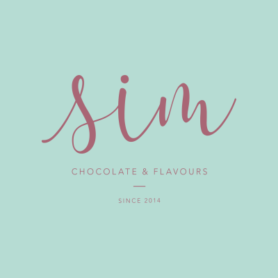 Logo da marca sim Chocolate & Flavours com fundo verde claro e texto rosa
