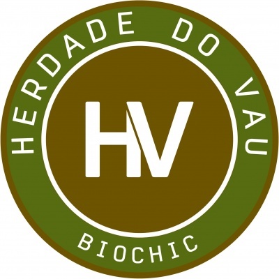 Logotipo circular verde e castanho com letras HV brancas e texto HERDADE DO VAU BIOCHIC