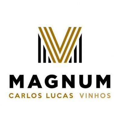 Logótipo MAGNUM Carlos Lucas Vinhos em preto e dourado com símbolo geométrico