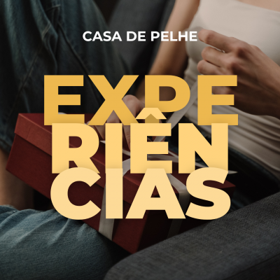 Caixa de presente vermelha com laço branco nas mãos de pessoas sentadas e texto em amarelo EXPERIÊNCIAS