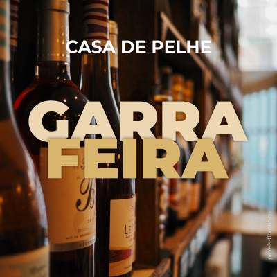 Garrafas de vinho em prateleiras de madeira com texto promocional