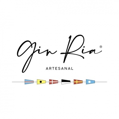 Logótipo Gin Ria Artesanal com bandeiras náuticas coloridas