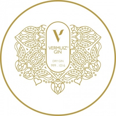 Etiqueta redonda branca com desenho dourado e texto VERMUIZ GIN Dry Gin 999 1016