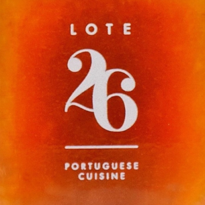 Rótulo laranja com texto branco LOTE 26 e PORTUGUESE CUISINE