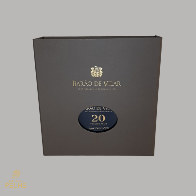 Embalagem cinzenta com texto BARÃO DE VILAR e selo 20 YEARS OLD Age Tawny Porto.