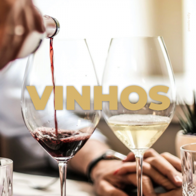 Duas taças de vinho, uma com vinho tinto a ser servido e outra com vinho branco