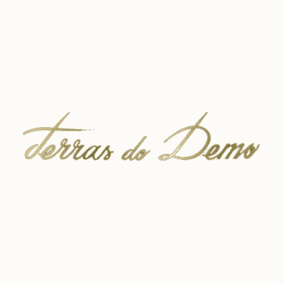 Logo dourado com texto Terras do Demo em fundo branco