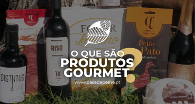 Produtos gourmet variados com etiquetas e embalagens em cores variadas, incluindo vinho e alimentos, sobre relva artificial