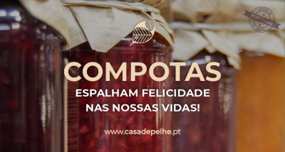 Frascos de compotas vermelhas com tampas cobertas por tecido e texto promocional em fundo desfocado.