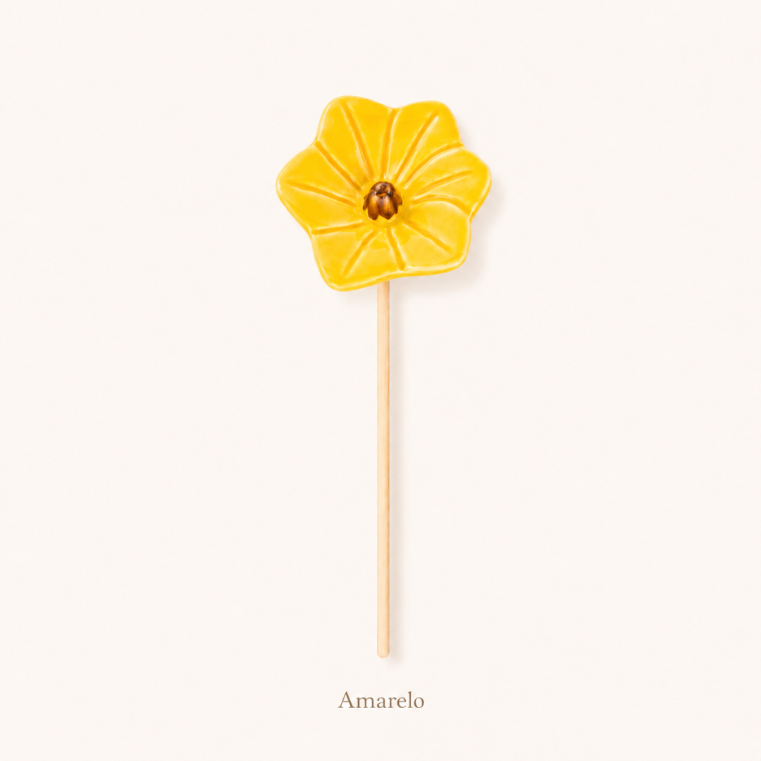 Pirulito em forma de flor amarelo com pau de madeira