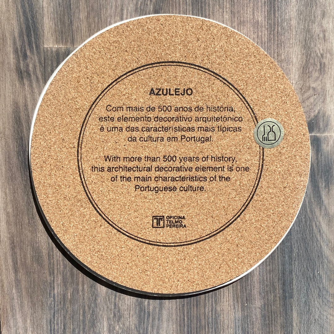 Círculo de cortiça com texto sobre azulejo e selo metálico
