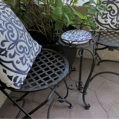 Mobiliário exterior ferro forjado preto com azulejo e almofadas padrão azul e branco