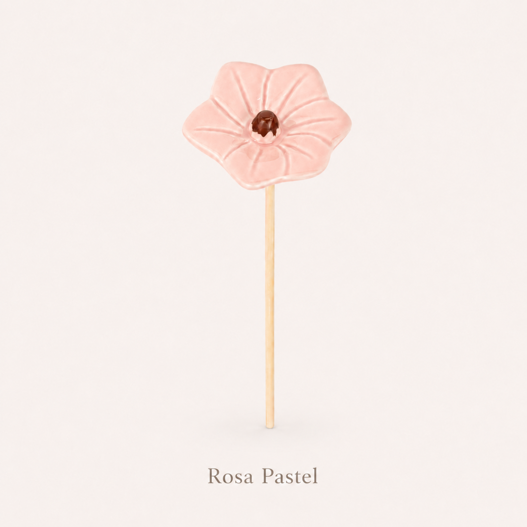 Flor decorativa rosa pastel em haste de madeira sobre fundo creme
