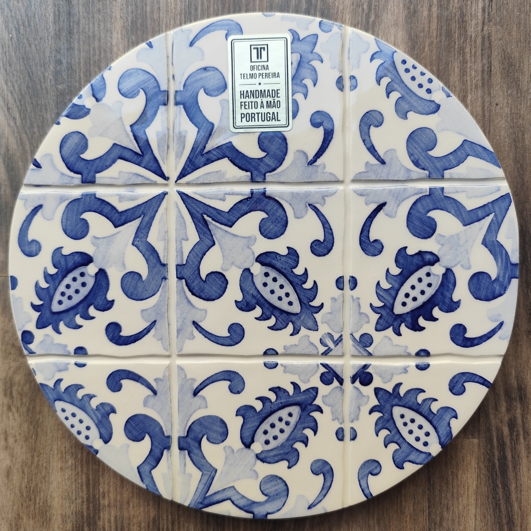 Prato redondo de cerâmica com padrão azul e branco feito em azulejos