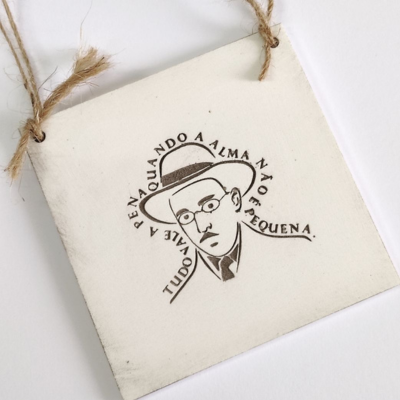 Etiqueta branca quadrada com desenho e texto em preto