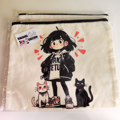 Duas bolsas de tecido bege com ilustração de menina e gatos