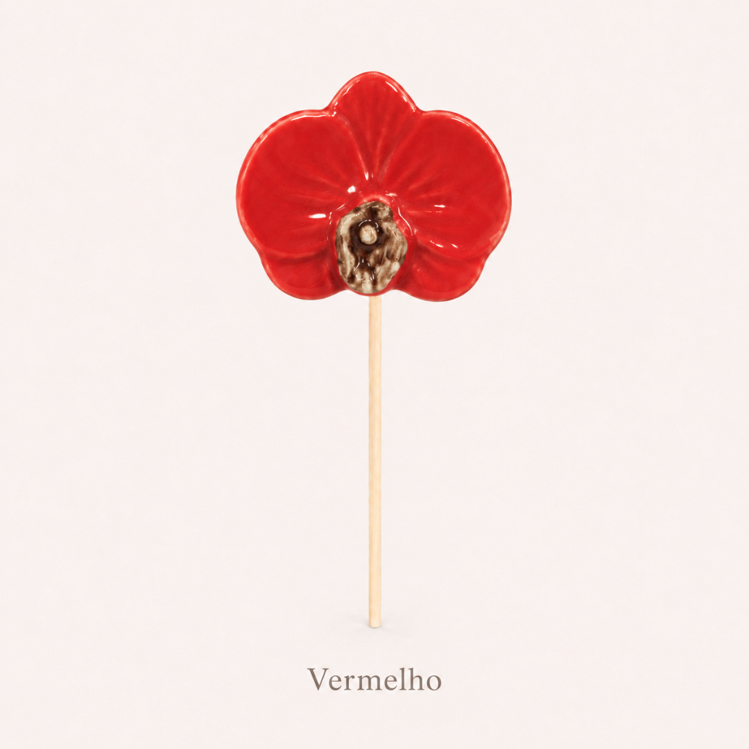 Pirulito em forma de flor vermelha com suporte de madeira