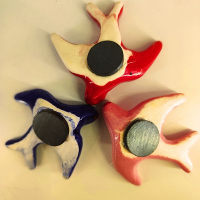 Ímanes decorativos em forma de peixe de cerâmica nas cores vermelho, azul e rosa