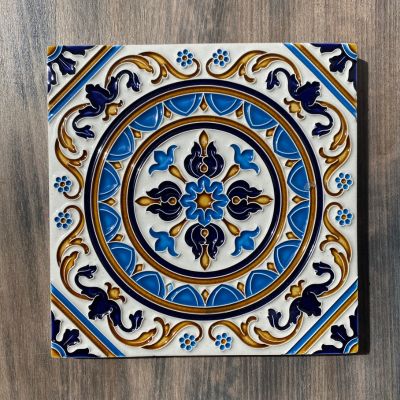 Azulejo decorativo quadrado com padrão azul, dourado e branco
