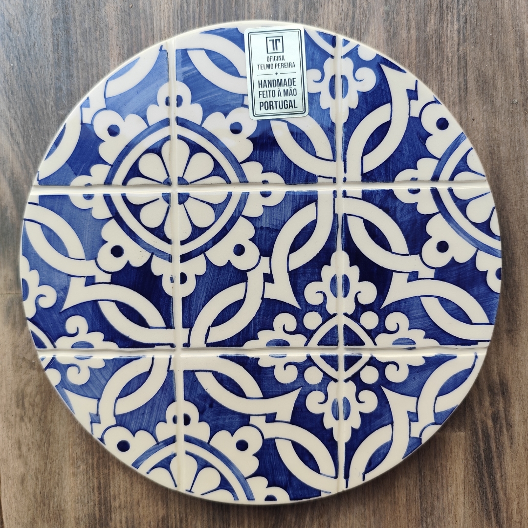 Prato cerâmico redondo com padrão azul e branco e etiqueta de fabrico manual