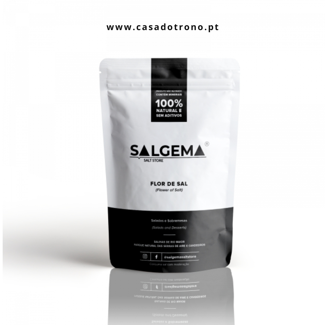 Embalagem branca e preta de Flor de Sal da marca SALGEMA com texto 100% NATURAL e www.casadotrono.pt