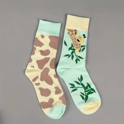 Par de meias com padrões animal e de girafa com folhas verdes