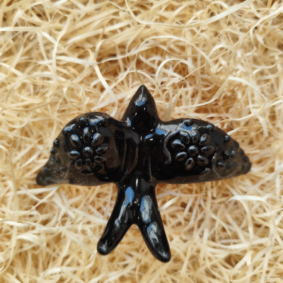 Ornamento preto em forma de ave com padrões florais