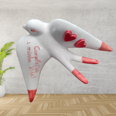 Figurinha de pássaro branco com detalhes vermelhos e texto