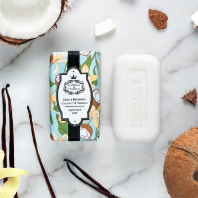 Sabonete em barra Essência Portuguesa côco e baunilha com embalagem decorada e sabonete branco na pedra com coco e vagens de baunilha