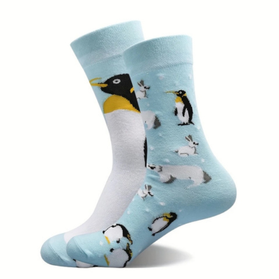Meias com padrão de pinguins e ursos polares em fundo azul claro