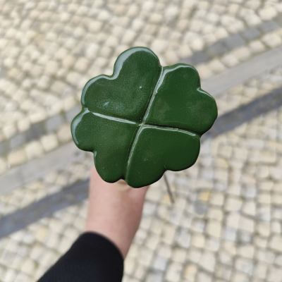 Tampa de garrafa verde em forma de trevo de quatro folhas