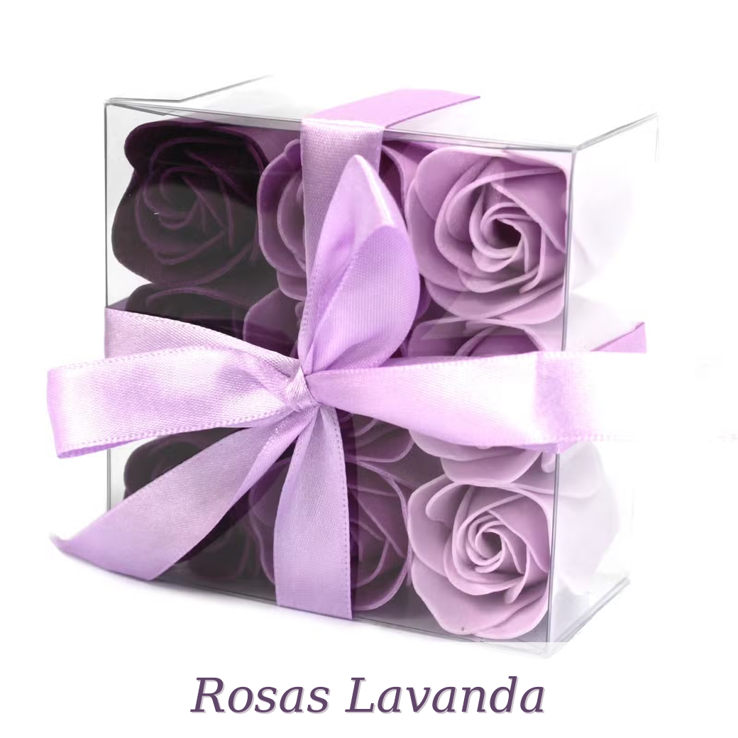 Caixa transparente com rosas artificiais lavanda e fita lilás