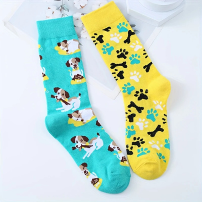 Meias coloridas com desenhos de cães e pegadas em fundo branco