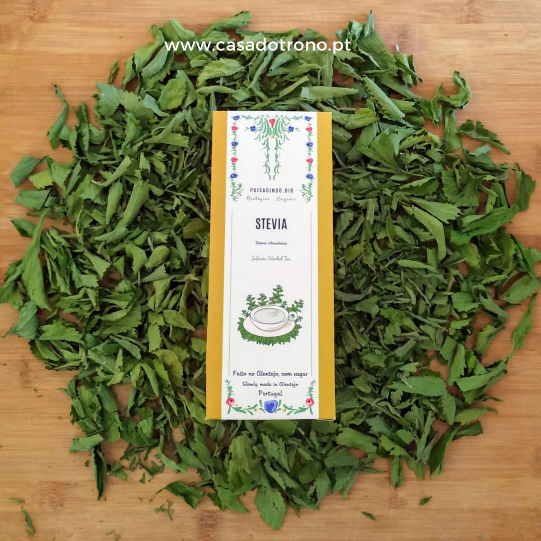 Pacote de Stevia sobre folhas secas num fundo de madeira