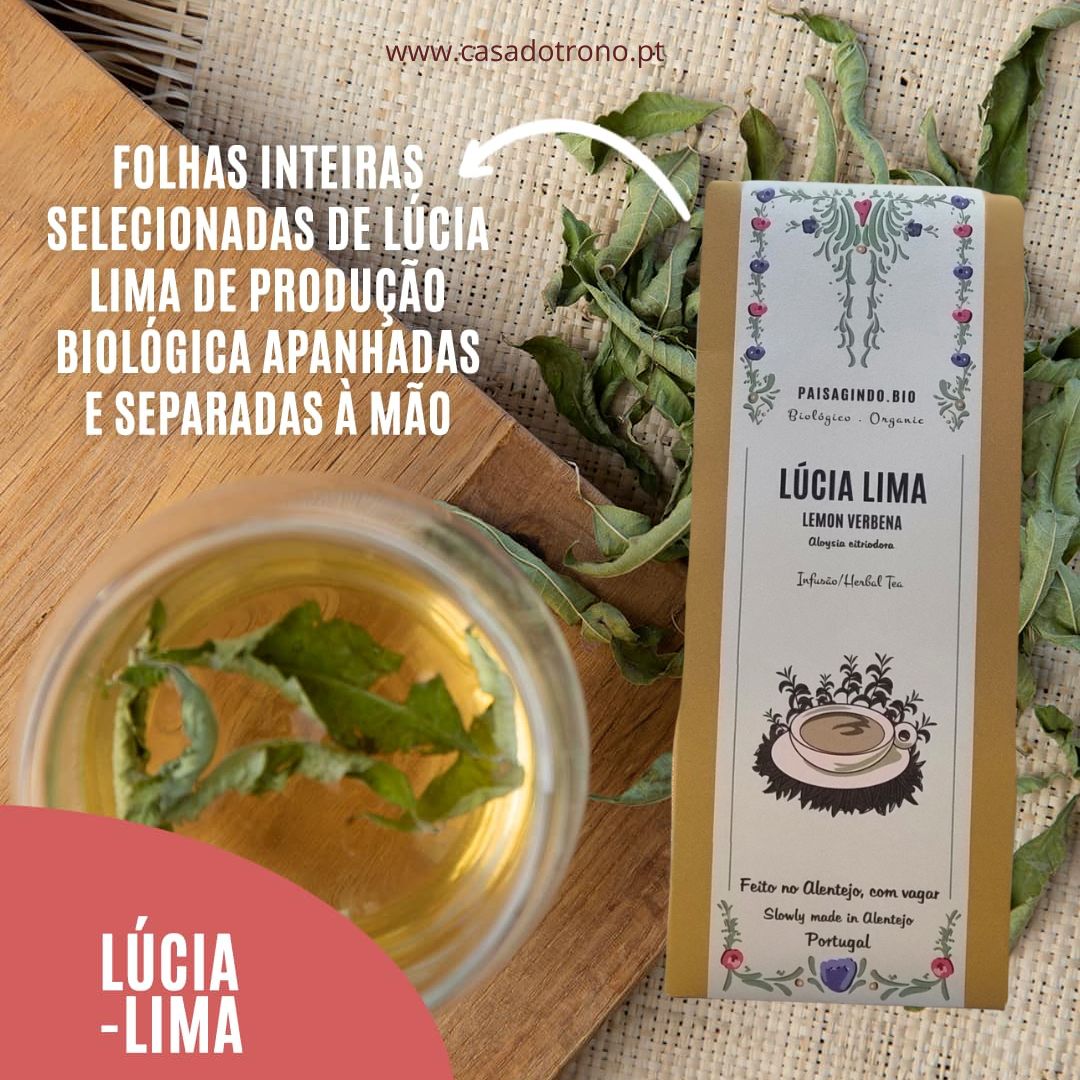 Caixa de chá Lúcia Lima da Paisagem.bio ao lado de chávena com chá e folhas de erva