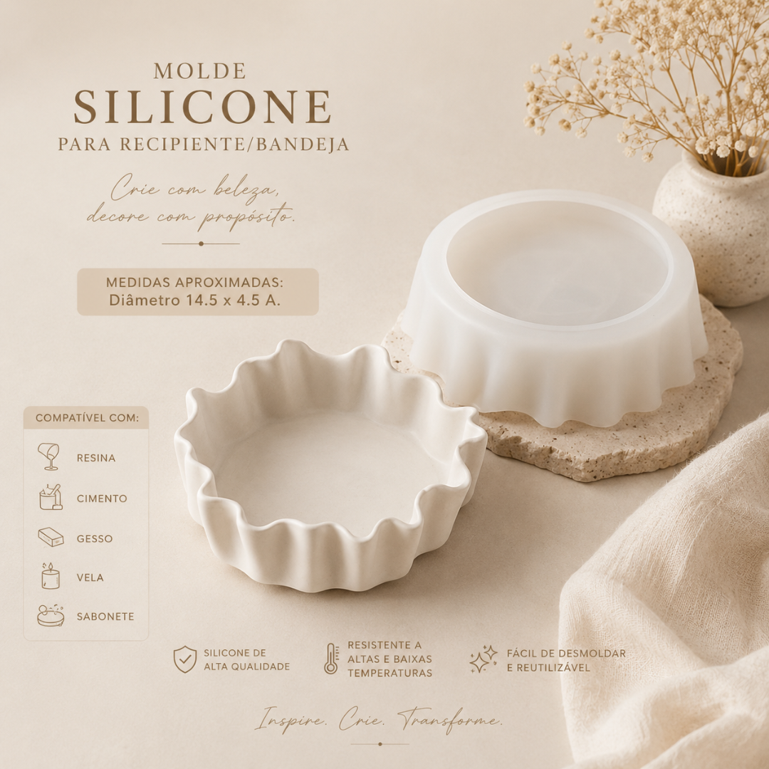 Molde de silicone branco para recipiente com bordas onduladas em superfície clara com vaso e tecido