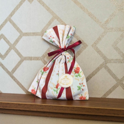 Saco de tecido floral com fita de cetim vermelho