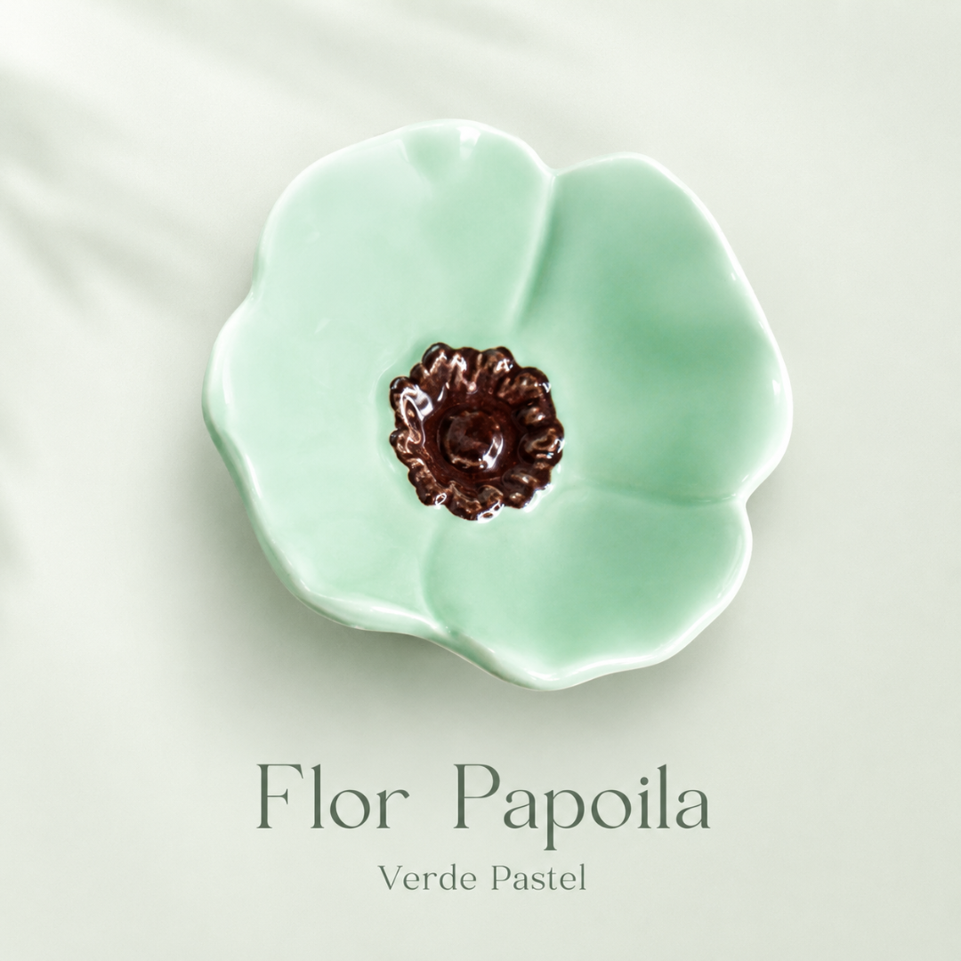 Prato decorativo em forma de flor papoula verde pastel com centro castanho
