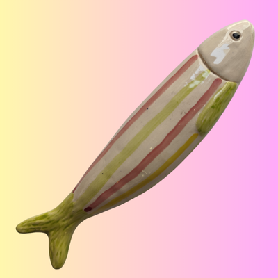 Peixe de cerâmica decorativo com riscas coloridas e fundo gradiente