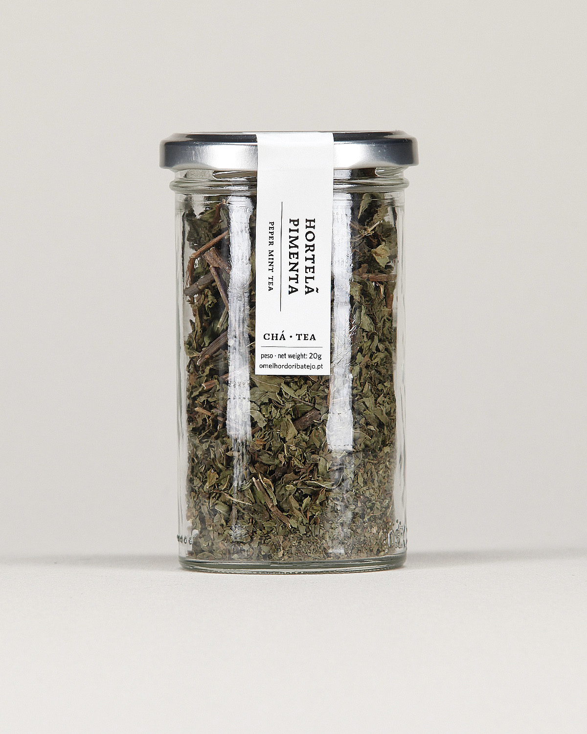 Frasco de vidro com hortelã pimenta seca e etiqueta branca